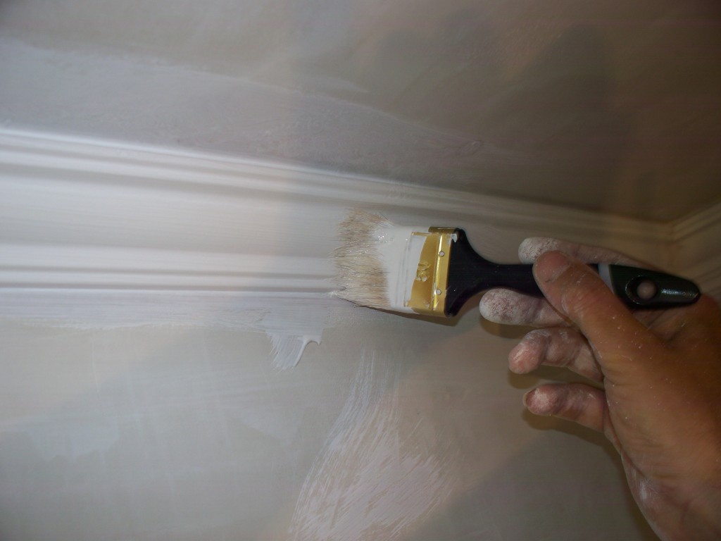 Пока не появились краски которые не пахнут, спасения от запаха не было. Умельцы и знатоки делились рецептами использования ведер с водой