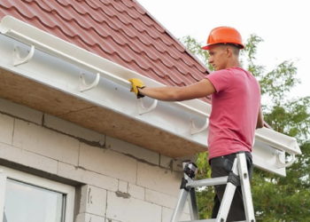 Правильный монтаж водостока на кровле