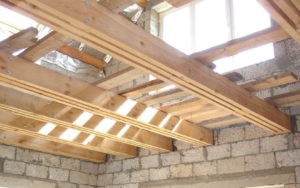 Установка деревянных перекрытий между этажами
