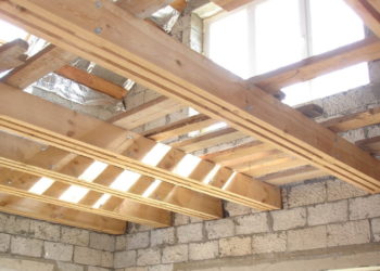 Установка деревянных перекрытий между этажами