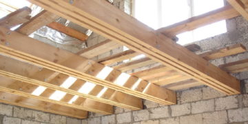 Установка деревянных перекрытий между этажами