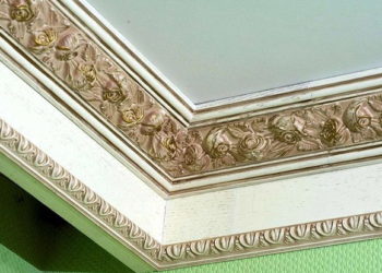 Наводим красоту – клеим багет для потолка