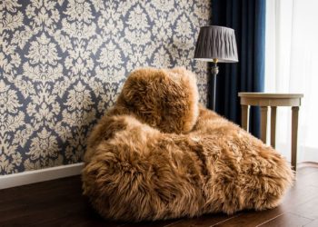 Меховая мебель согревает интерьер