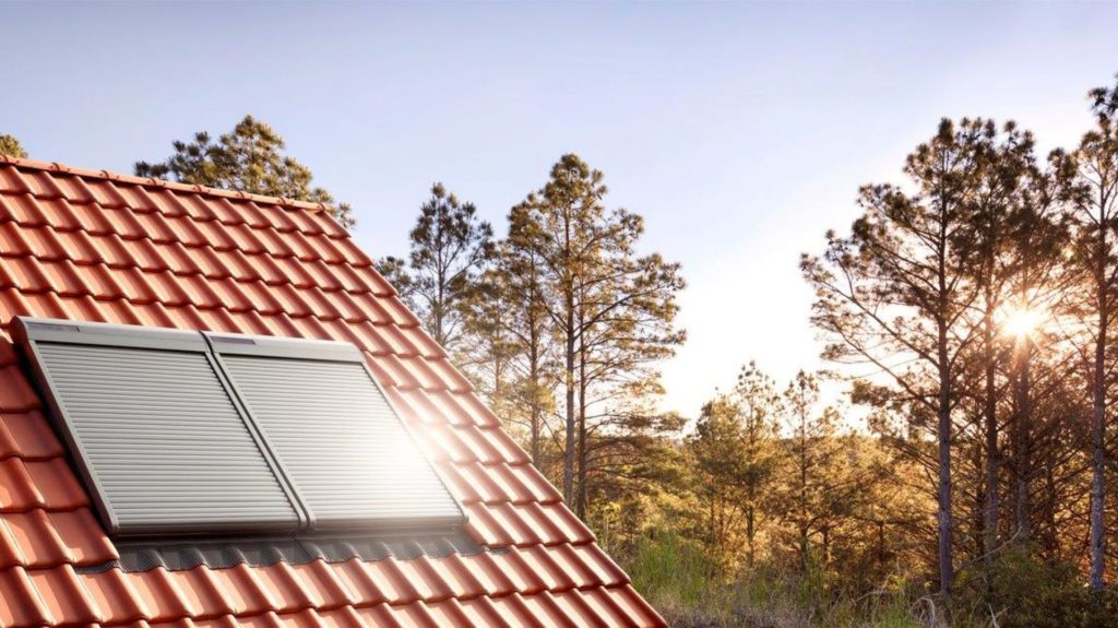 Мансардные окна - преимущества внешних рольставен