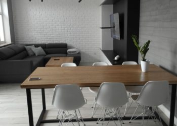 На что обращать внимание при выборе деревянного стола?