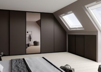 Гардероб в комнате под углом