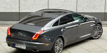 Jaguar XJ сочетание элегантности и высокой производительности в сегменте седанов