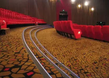 Преимущества огнестойкого ковролина для кинотеатров и его особенности